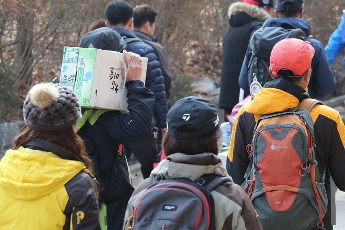 휴게소 주차 칸에 상 펴놓고 술판 벌인 ‘무개념’ 가을철 등산동호회