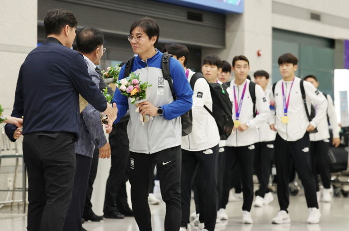 금메달 따고 비행기 오른 국가대표 선수들 울컥하게 만든 기장님의 안내방송