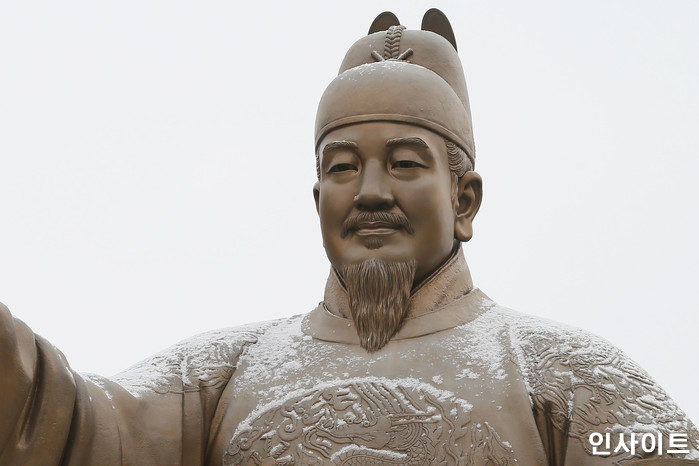 한글날 전날 ‘태극기’ 불태운 인증샷 올린 디시인...경찰은 추적 나섰다