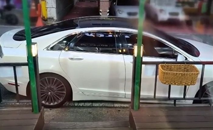 편의점 입구에 세운 차 빼달라 하자 ‘후진’해 꽉 막아버린 주차 빌런...경찰 3번 왔다 가도 해결 못해