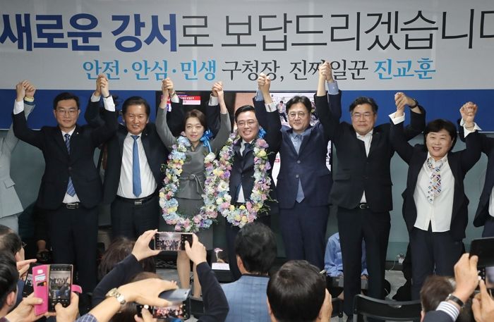 국힘 후보 찍었던 강서구 유권자들, 1년 4개월 만에 ‘윤석열 심판론’으로 돌아섰다