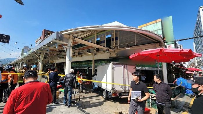 성남 모란시장 상가로 1t 트럭 돌진해 보행자 덮쳐...“8명 병원 이송”
