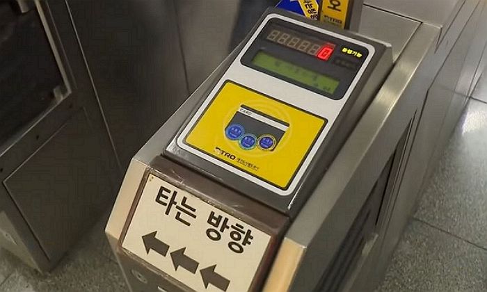 지하철 개찰구 통과할 때 “어르신 건강하세요”...어르신들 분노하고 있다