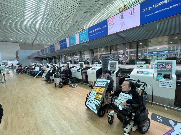 “비행기 이동권 보장하라”​...지하철 시위하던 전장연, 이제는 인천공항까지 막는다