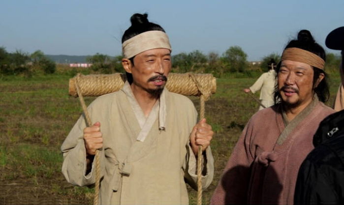 드라마 ‘연인’에 까메오로 등장한 유재석...남궁민, 흐뭇한 미소로 지켜봤다