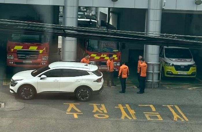소방서 앞에 주차해 출동대기 중인 ‘소방차’ 완전히 막아버린 SUV 차주