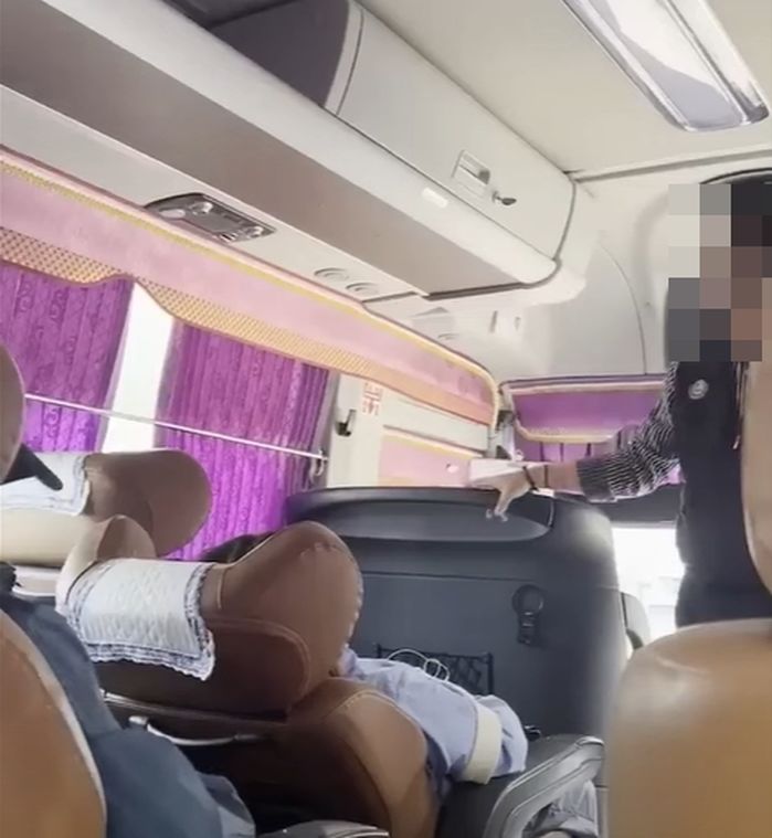 뒷사람 있는데 의자 등받이 끝까지 젖혀...급속 확산 중인 ‘고속버스 민폐녀’ 영상