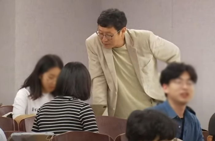 30살 많은 교수님한테 반말로 대답해야 ‘A+’ 받을 수 있다는 경희대학교 수업