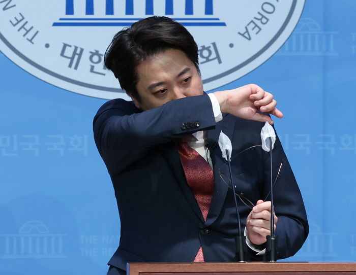 “국힘·정부, 얼마나 더 망해야 정신차려?”...이준석, 기자회견 열고 눈물 쏟아