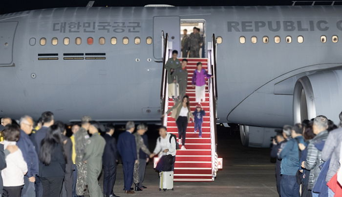 공짜 한국 비행기엔 51명, 돈 받는 일본 전세기엔 달랑 8명만 타...일본인들 뚜껑 열렸다