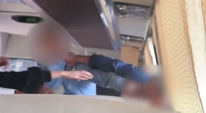 수다 떨다 출발 시간 놓친 전북 군산 시외버스기사...손님이 항의하자 목 졸랐다 (영상)
