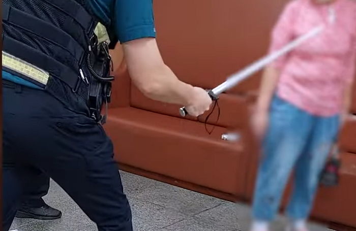 경찰서 들어와 흉기난동 벌인 할머니...경찰도 황당해 CCTV 공개한 당시 사건의 전말 (영상)