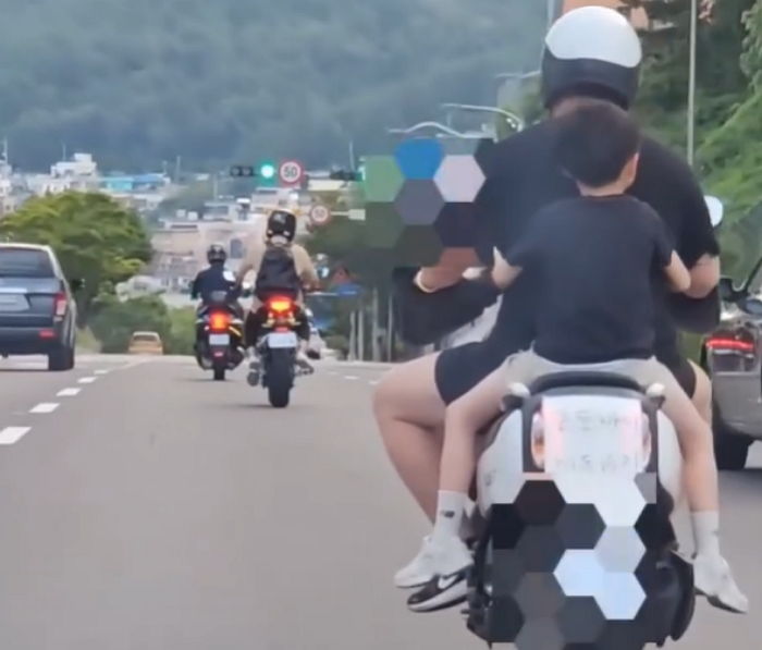 헬멧 안 쓴 어린 아들 오토바이 뒤에 태운 채 후미등 가리고 부산 도로 질주하는 아빠 (영상)