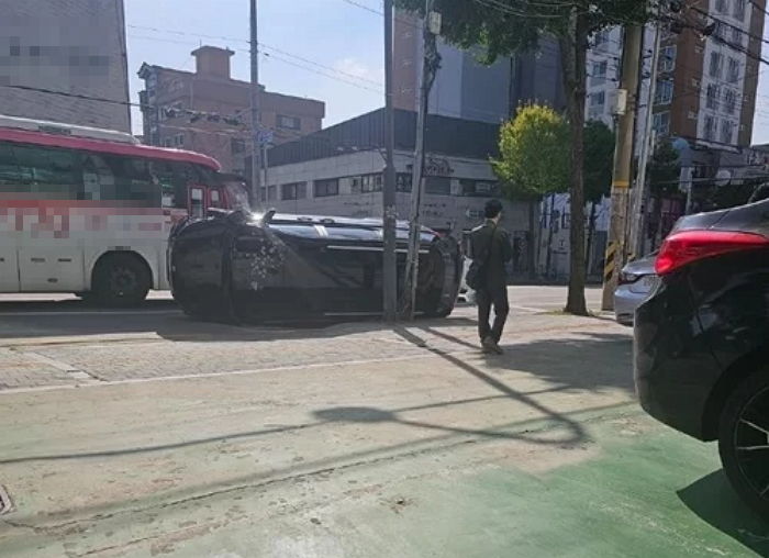 키 꽂힌 차 훔쳐 운전하다 뒤집힘 사고 낸 고등학생들...부모 “합의 생각 없어요”