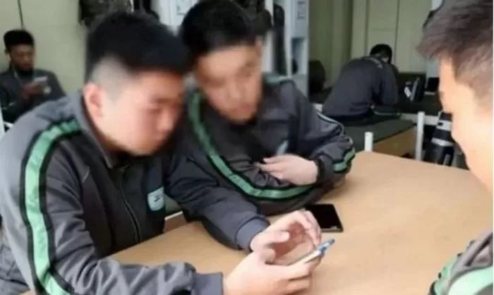 국방부장관 바뀐 뒤 군인들이 스마트폰 마음대로 못쓸까봐 불안에 떨고 있는 이유
