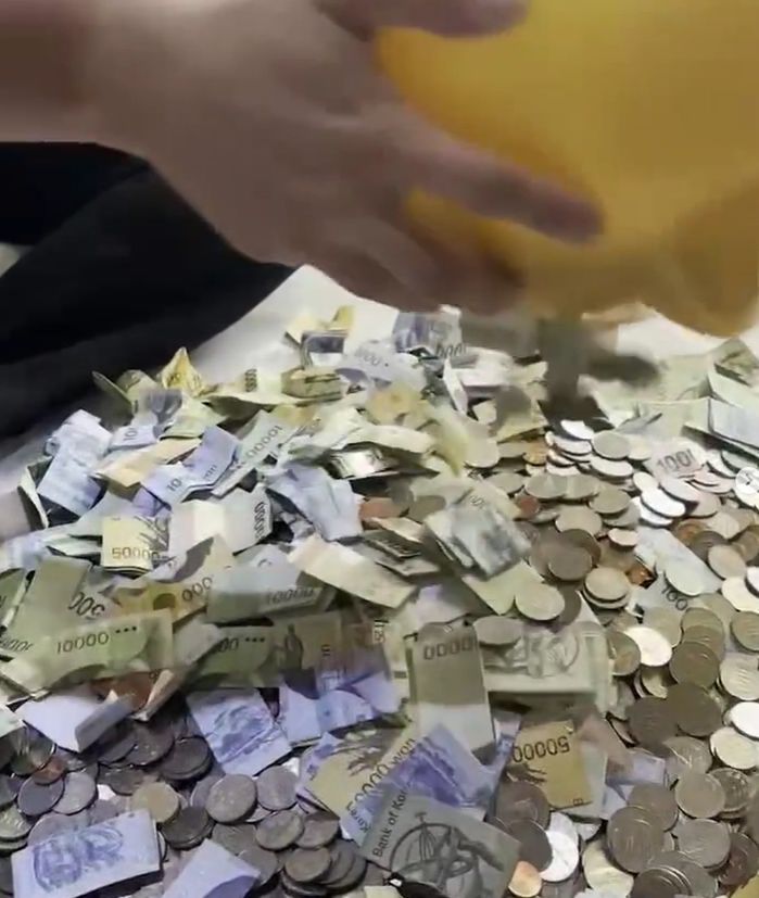 “결혼 때까지 안 뜯겠다” 다짐하고 모은 저금통 10년 만에 갈라보니...안에 든 충격적 액수