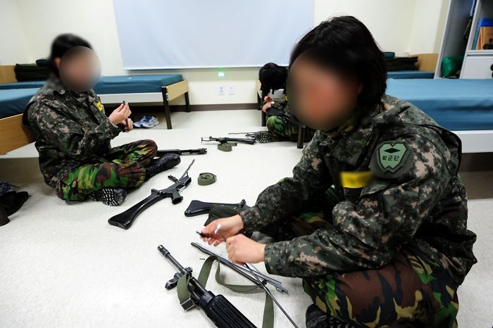 하마스 폭격 뒤, 한국 여성 38%가 전쟁나면 총 쏴야 하니까 기초군사훈련 받고 싶다고 답했다