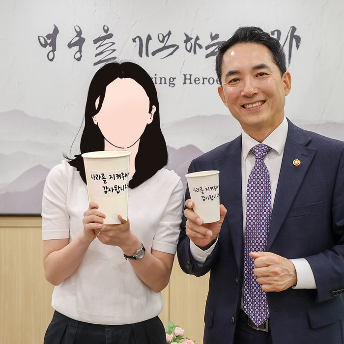 군인 응원했다가 ‘장관 채용 추천서’ 받은 카페 아르바이트생...“불공정해 vs받을만해”