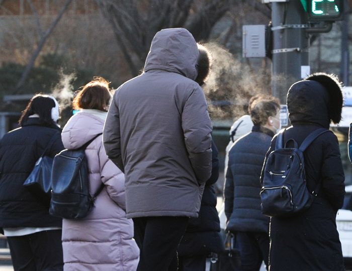 요즘 날씨에 버스 창문 여는건 ‘똥매너’ 아닌가요?...“얼어 죽겠다 vs 사람 많아서 답답”