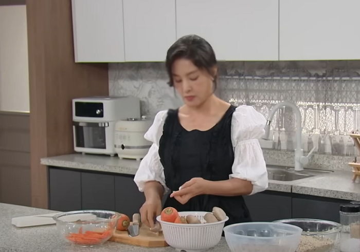 햇반에 다섯가지 나물반찬으로 점심 차린 전업주부 아내 맘카페 논란 “퐁퐁남 vs 정성 가득”