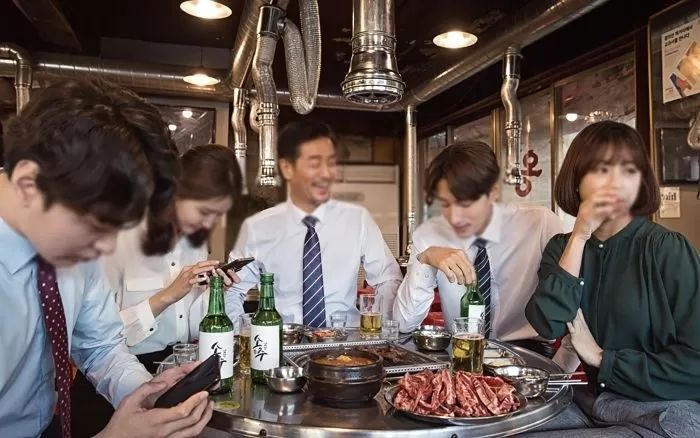 회식 때 소주 따라주면 대놓고 버린 후 ‘한잔 7천 원’짜리 하이볼만 7잔씩 마시는 신입