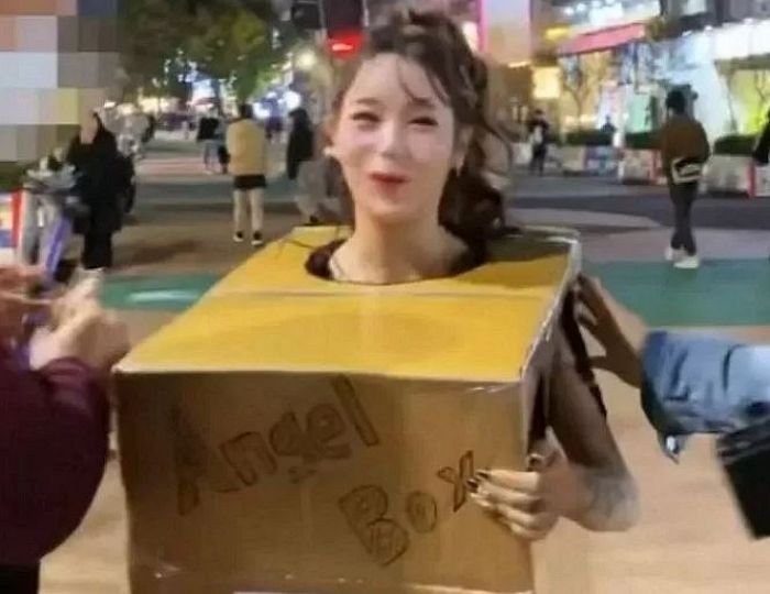 “가슴 만져주세요” 압구정·홍대 활보한 ‘알몸 박스녀’ 공연음란 혐의로 경찰조사 받는다