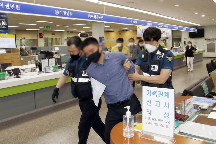 기초생활수급자 신청하러 온 남성, 담당 공무원 때리며 “왜 날 비웃냐”며 난동