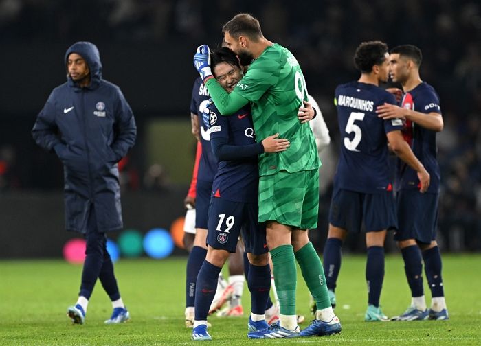 챔스서 PSG 데뷔골 넣고 형들한테 ‘뽀뽀세례’ 받은 이강인...관중들은 “강인, 리” 외쳤다