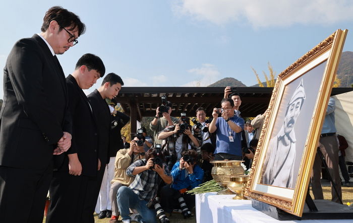 홍범도 장군 유해 봉환 함께했던 조진웅, ‘흉상 철거 논란’에도 추모식 참석