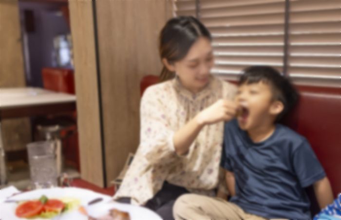 뛰는 아이 내버려 두는 부모에게 ‘추가 요금’ 부여하는 식당...“과하다 vs 현명하다”