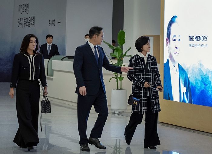 삼성家 모녀 홍라희·이서현의 패션 가격 보니...“샤넬 재킷·에르메스 가방”