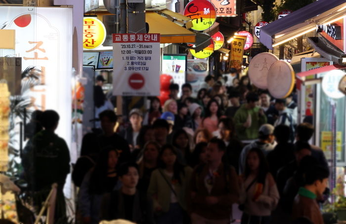 핼러윈데이 앞둔 어제(27일)자 ‘불금’ 홍대 길거리 풍경...8만명 몰렸다 (사진)