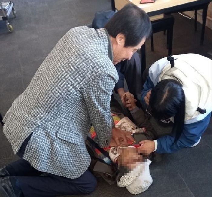 식당서 손님 쓰러지자 조용히 다가가 ‘심폐소생술’로 살려낸 남성, 알고 보니 ‘현직 정치인’