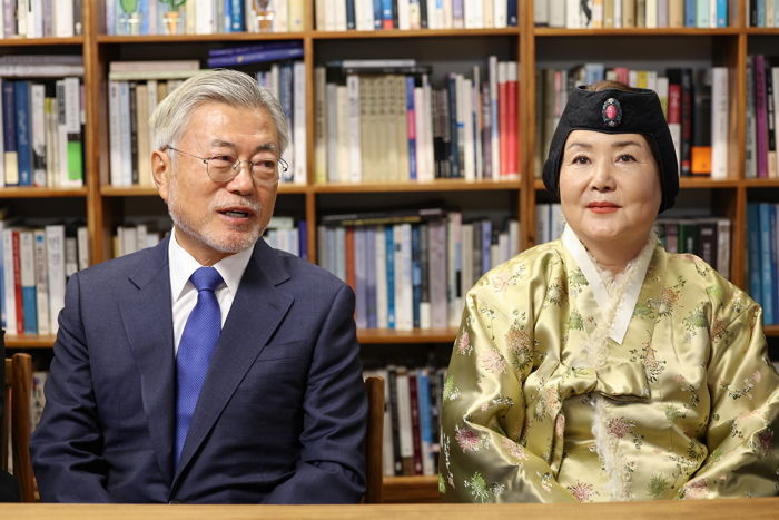 ‘평산책방’ 콘서트서 김정숙 여사가 노래부르며 어깨춤 추자 흐뭇하게 웃는 文 전 대통령 (+영상)