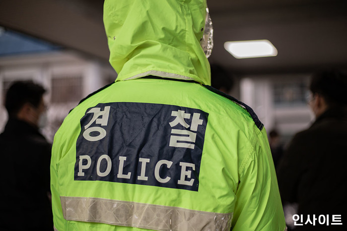 술도 안 먹고 맨정신에 경찰관 네 명 폭행한 ‘25살 여성’의 최후