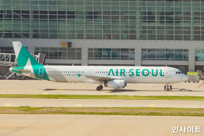 어제(28일) 김포공항서 비행기 ‘긴급 회항’ 사고...숨 막혔던 기내 상황 (영상)