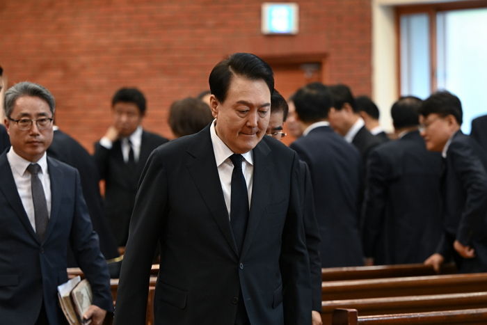 “가장 큰 슬픔을 가진 날”...윤석열 대통령, 이태원 참사 유족 옆 대신 교회에서 추모
