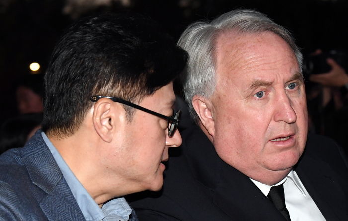 애도하러 온 인요한 위원장에게 “국힘은 꺼져라” 욕하며 담뱃갑 던진 ‘이태원 추모대회’ 참석자들