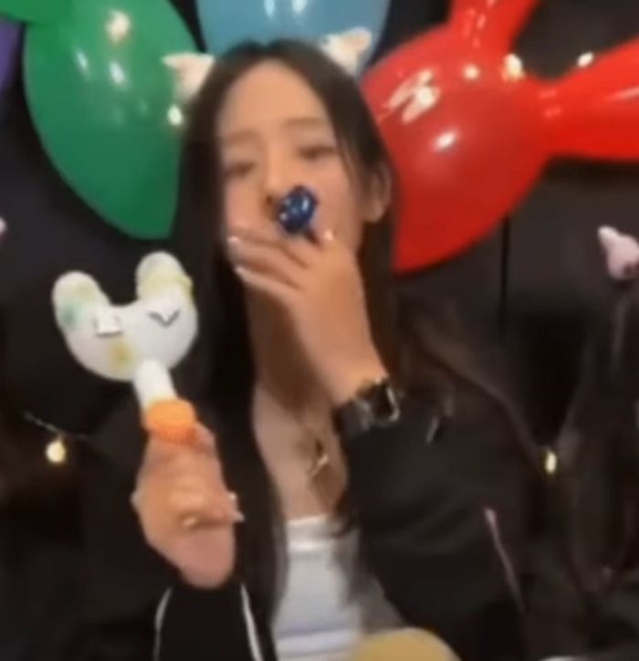 뉴진스 민지가 입술에 파티용품 물자 누리꾼이 보인 반응