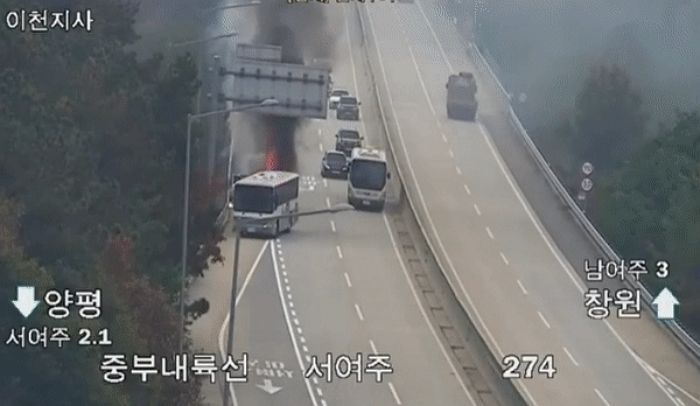 고속도로서 화재 발생하자 버스 세우고 달려 나와 초기 진압한 군인들