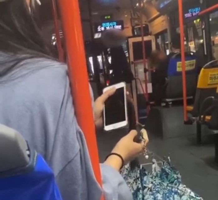 버스기사가 앉기 전에 출발했다고 상욕하면서 승객들한테까지 ‘난동’ 부린 여성