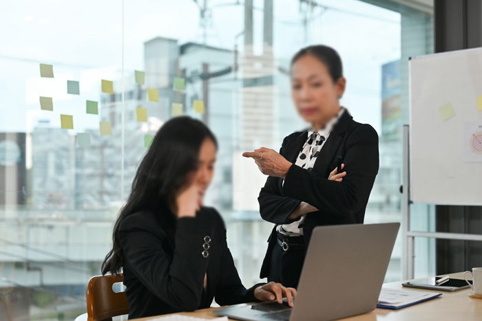 “예쁜 선생이면 민원도 없다” 갑질 시달리던 20대 신규 초등교사, 결국 유서까지 썼다