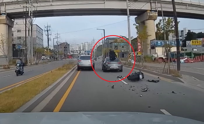 벤츠와 충돌한 오토바이 라이더가 떨어진 장소...뒤따라 오던 운전자들 ‘탄성’ (영상)