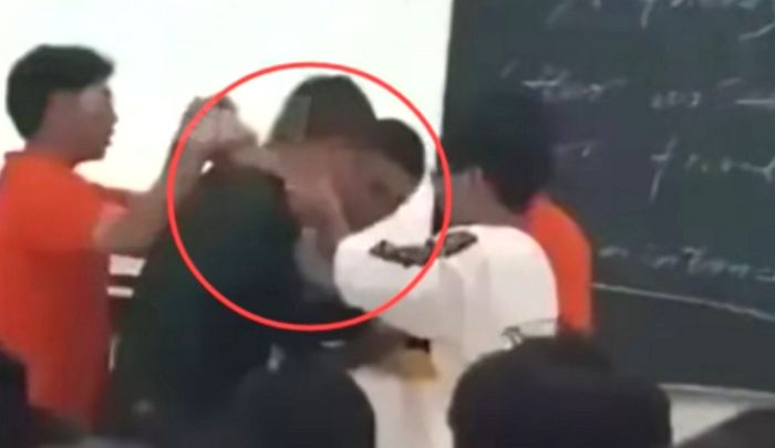 수업 중 휴대폰 하다 뺏기자 교사 목 졸라 죽이려 한 고등학생 (영상)