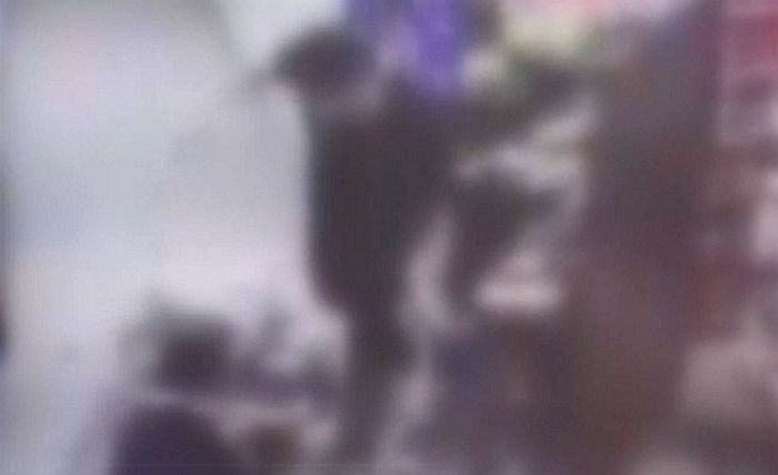 “페미는 맞아야”...머리 짧다고 폭행당하는 여자 알바생 딸 같아서 말리다 중상 입은 50대 아저씨