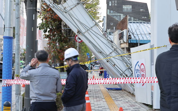 ‘시속 151km’ 강풍에 대형 가림막·경차 추락...1명 심정지