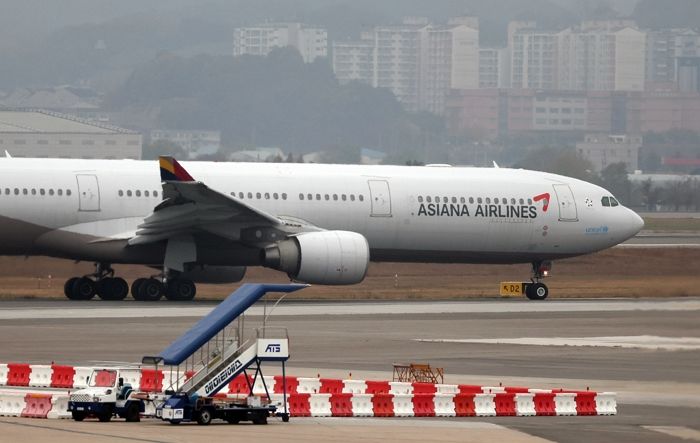 아시아나항공 기장, 김포공항 마감 20초 남기고 착륙하자 승객들은 ‘기립박수’ 쳤다
