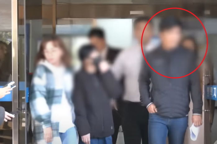 양육비 6년째 안 준 아빠, 취재진 보고 놀라 법원 담장 뛰어넘어 도망갔다 (영상)