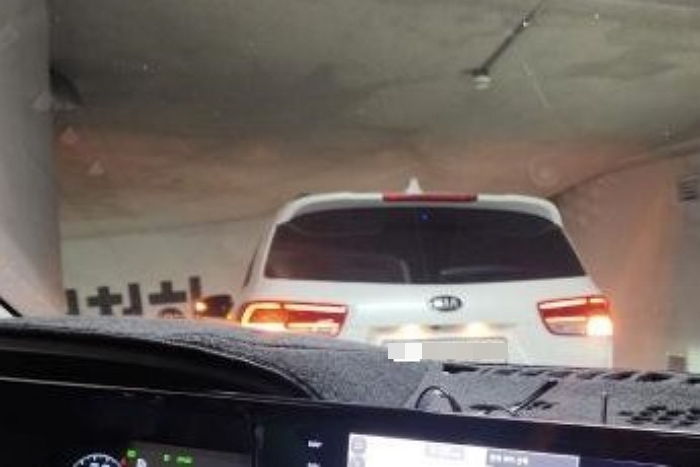 ‘급똥’ 못 참고 현대아울렛 주차장 입구에 차 버리고 가 교통대란 일으킨 남성