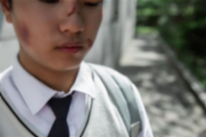 “친구한테 목 졸려 발버둥치다가 휴대전화로 때린 아들이 가해자가 됐습니다”
